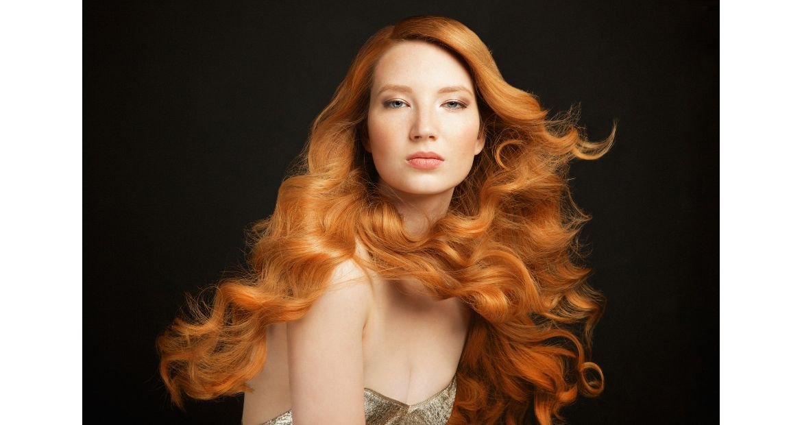 Mulher com cor de pele clara e tom de ruivo dourado strawberry blonde no cabelo.